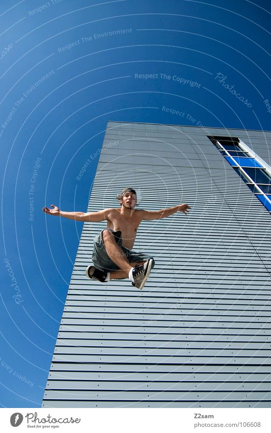 absprung II springen Haus Hochhaus Wolken chinesische Kampfkunst Karate Kick Aktion lässig Schneidersitz Kampfstellung abwärts Lamelle modern hause Himmel blau