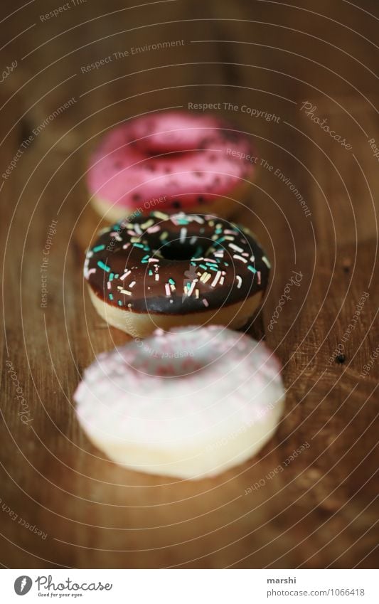 Donuts Lebensmittel Dessert Süßwaren Ernährung Essen Stimmung Krapfen Kalorie Kalorienreich 3 Streusel Schokolade Holztisch glasur Farbfoto Innenaufnahme