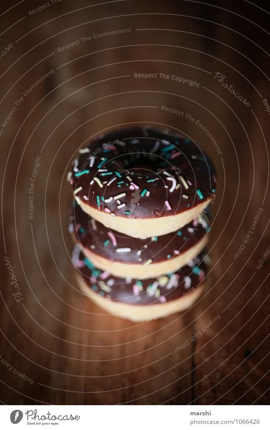 triple choc Lebensmittel Süßwaren Schokolade Ernährung Essen Stimmung Krapfen 3 Karneval Narren lecker Kalorienreich Streusel Farbfoto Innenaufnahme Nahaufnahme