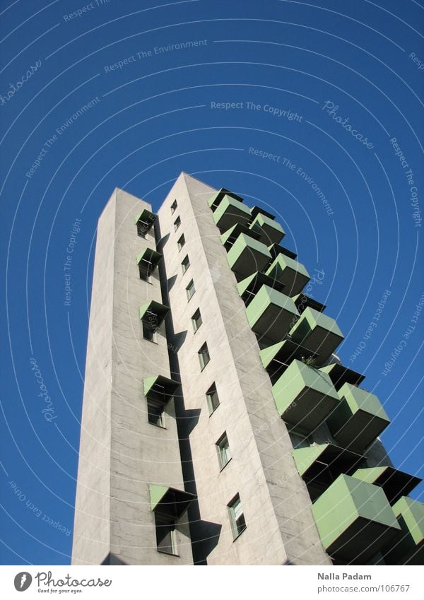 Hoch HinAus Häusliches Leben Haus Himmel Hochhaus Gebäude Balkon Beton blau grau grün Sonnenblende Kreuzberg aufwärts undefined Berlin gen Himmel John Hejduk