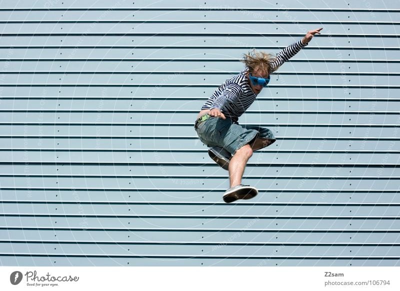 absprung III springen Haus Hochhaus Wolken chinesische Kampfkunst Karate Kick Aktion lässig Schneidersitz Kampfstellung Brille Mann abwärts Lamelle modern hause