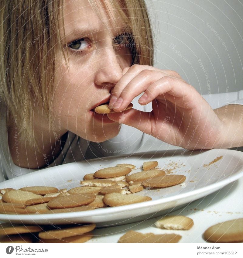 Krümelmonster #2 Keks Plätzchen Backwaren Ernährung Süßwaren Frau Tisch Teller weiß rund krümeln Blick Haare & Frisuren Essen