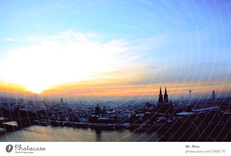 kilometerweit Umwelt Landschaft Himmel Winter Klima Schönes Wetter Stadt Stadtzentrum Altstadt Skyline bevölkert Dom Sehenswürdigkeit Wahrzeichen blau gelb