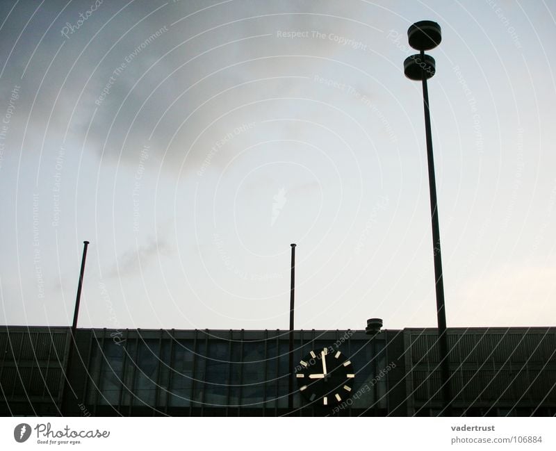 Hauptbahnhof München Bahnhofsuhr Uhr Wolken Dämmerung Dach Lampe Straßenbeleuchtung grau Nacht Haus Ankunft Ferien & Urlaub & Reisen Sonnenuntergang neun Uhr