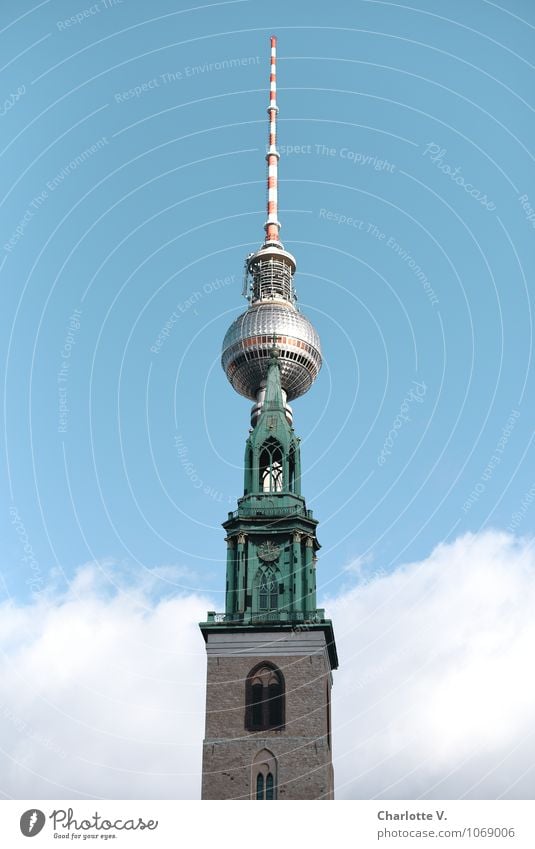 Verschmelzung Schönes Wetter Berlin Berliner Fernsehturm Marienkirche Hauptstadt Stadtzentrum Kirche Turm Dach Sehenswürdigkeit Wahrzeichen Stein Metall alt