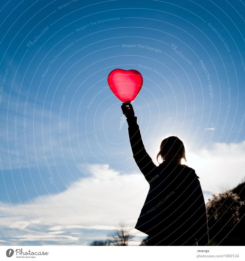 Zum Muttertag feminin Frau Erwachsene Körper Arme 1 Mensch Himmel Wolken Schönes Wetter Zeichen Herz Liebe Romantik Freude Leben Farbfoto Außenaufnahme