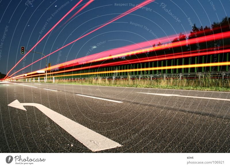 passing me by Licht Nacht dunkel Langzeitbelichtung links Schwanz Streifen Landstraße Geschwindigkeit Angst Panik gefährlich street night light arrow traffic