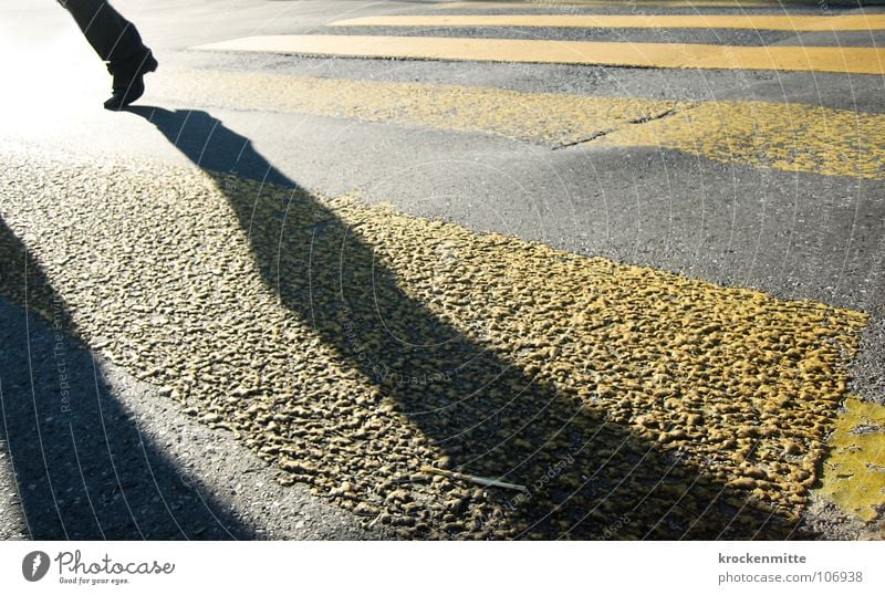 traverser la route III Zebrastreifen Fußgänger Schuhe gelb Asphalt Verkehr Stadt gehen Überqueren betoniert Teer Streifen Verkehrswege Schatten Straße