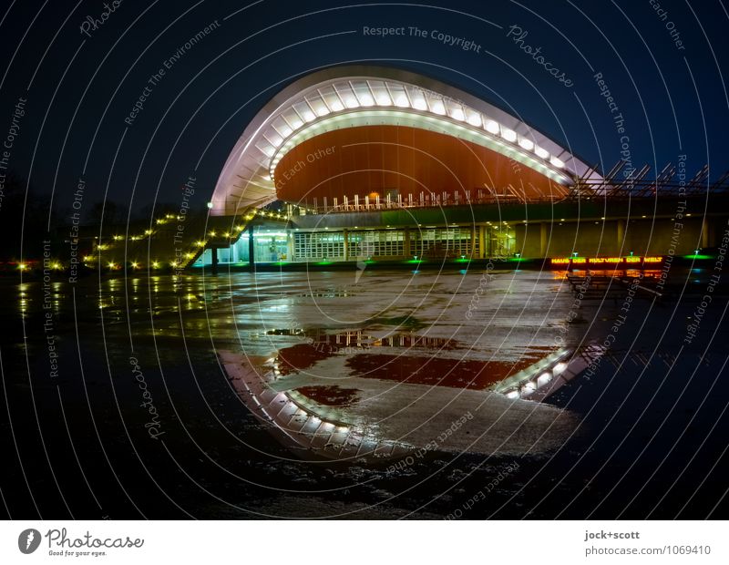 Hüttengaudi der Kulturen der Welt Nachthimmel Winter Tiergarten Halle Kongressgebäude Fassade Beleuchtungselement Oval leuchten innovativ Symmetrie Pfütze