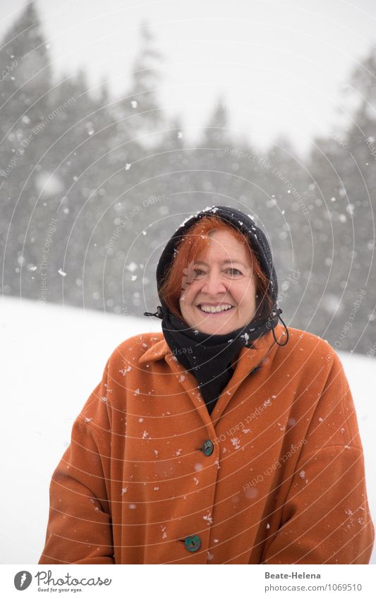 kalt | und der Winter fängt erst an Frau Erwachsene Natur Landschaft Wetter Schneefall Baum Wald Mantel Mütze Erholung frieren Lächeln wandern Glück orange