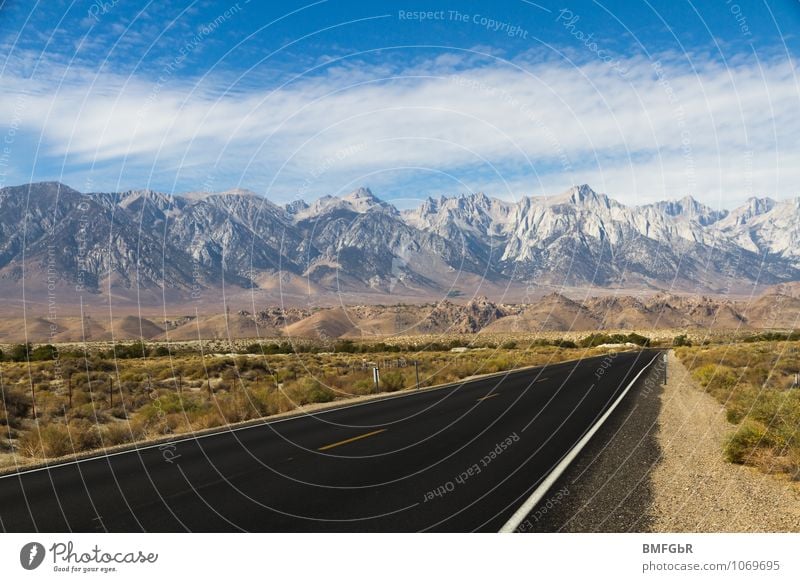 Prachtvolle Natur und Fortschritt Umwelt Landschaft Himmel Horizont Berge u. Gebirge Gipfel Verkehr Verkehrswege Straßenverkehr Autofahren Fernstraße Zeichen