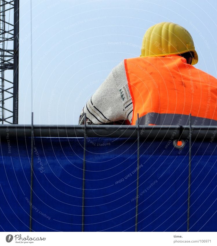 MC Buddelplatz Farbfoto Außenaufnahme Tag Froschperspektive Arbeit & Erwerbstätigkeit Beruf Baustelle Handwerk Wetter Schutzbekleidung Pullover Helm Beton Stahl