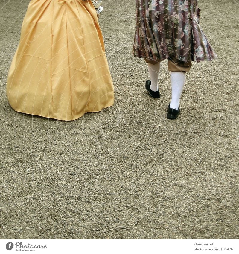 Abgang historisch Vergangenheit früher Adel herrschaftlich antik König Spaziergang Kleid Strümpfe gehen durchdrehen Mantel Gehrock Abschied Kino