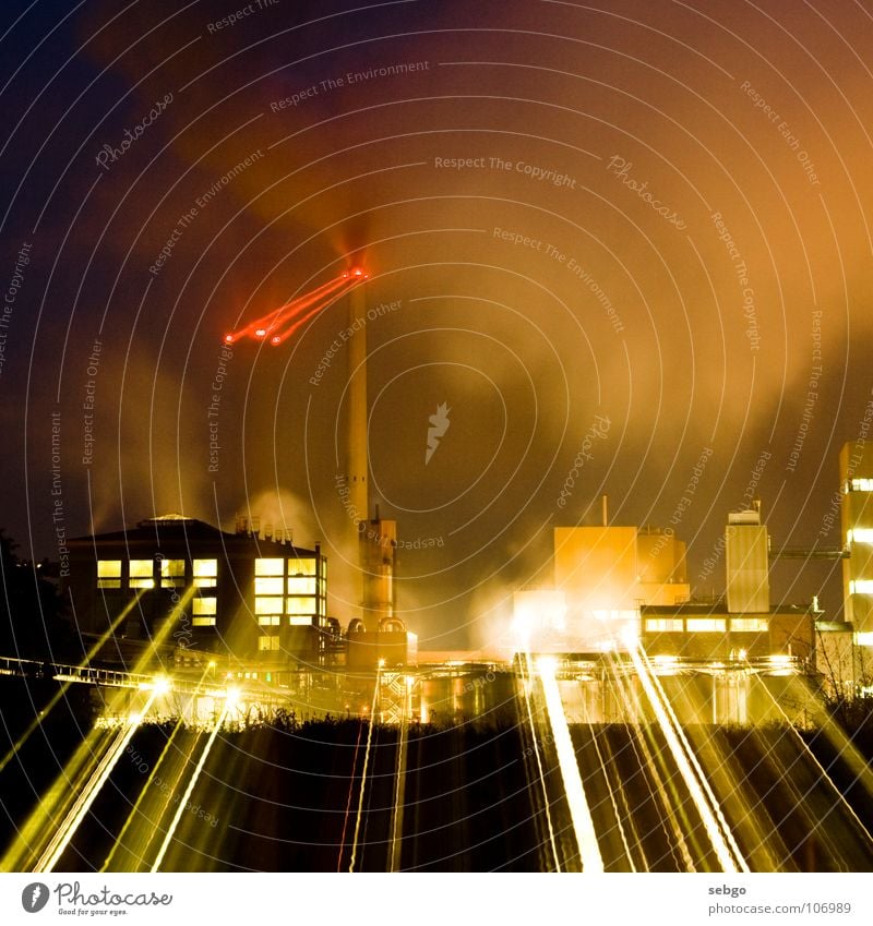 Lichtfabrik Fabrik rot Strahlung Gebäude Gewerbe Nacht Langzeitbelichtung Zoomeffekt Zuckerfabrik Industrie Turm Schornstein Wasserdampf Rauch Lichtstrahl