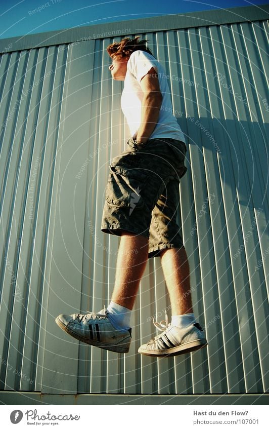 oh boy Mann lässig Schweben Gute Laune Fröhlichkeit Hose Shorts kurz T-Shirt weiß Sonnenuntergang Bergsteigen Coolness man men frei gut tieschört blue blau