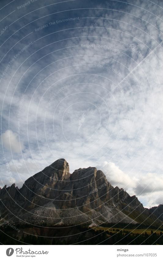 Bergsicht kalt Wolken Bergwiese Alm grau Südtirol Luft rein Berge u. Gebirge Himmel blau Regen Stein Peitlerkofel Würzjoch Niveau Freiheit