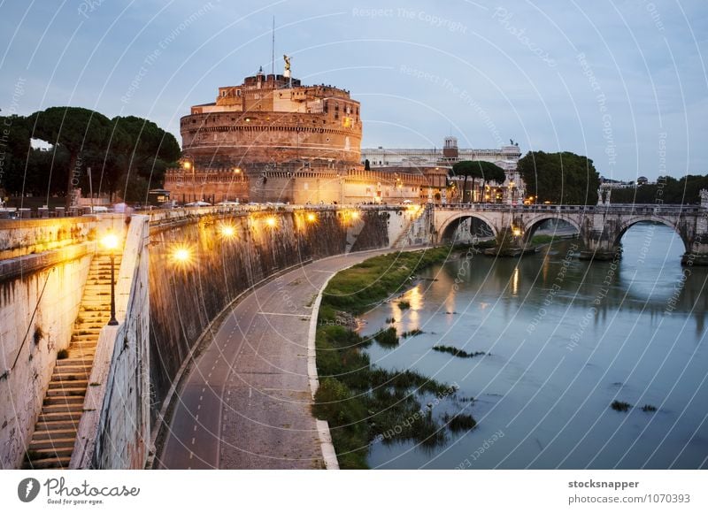 Schloss Sant'Angelo Engelsburg Grabmal hadrianisch Abend Abenddämmerung Rom Römer Italien Italienisch alt antik Gebäude Brücke parco adriano Tiber Nacht