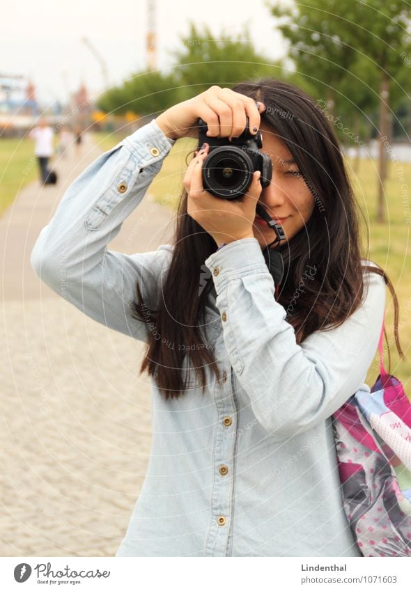 Berlin Portrait F#1b Asiate Fotokamera canon Hochformat Fotografieren Frau Porträt schwarz Haare & Frisuren Tasche