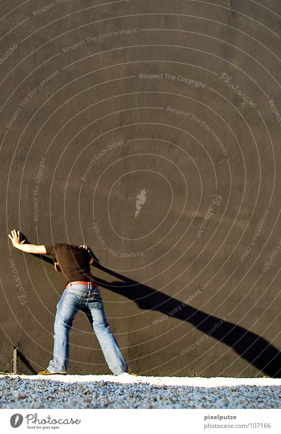 erwischt Wand Mann Kies Schatten Schattenspiel Zwerg Mauer Strebe abstützen verhaftet Rauschmittel Hinterhof Ausbruch Schwäche gefährlich Flucht gefangen