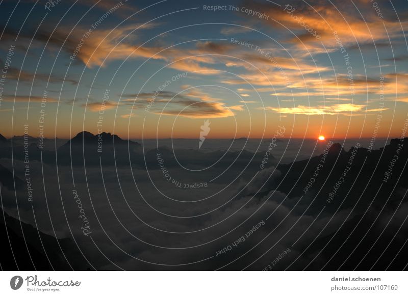 neulich vor der Hütte 2 Sonnenuntergang Cirrus Klimawandel Schweiz Berner Oberland wandern Bergsteigen Freizeit & Hobby Ausdauer weiß Wolken Hochgebirge