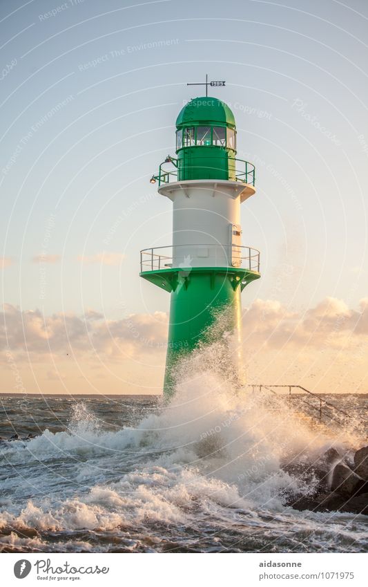 Leuchtturm Wasser Wolken Sonnenaufgang Sonnenuntergang Sturm Wellen Ostsee Zufriedenheit Kraft Mecklenburg-Vorpommern Rostock grün weiß Farbfoto Außenaufnahme