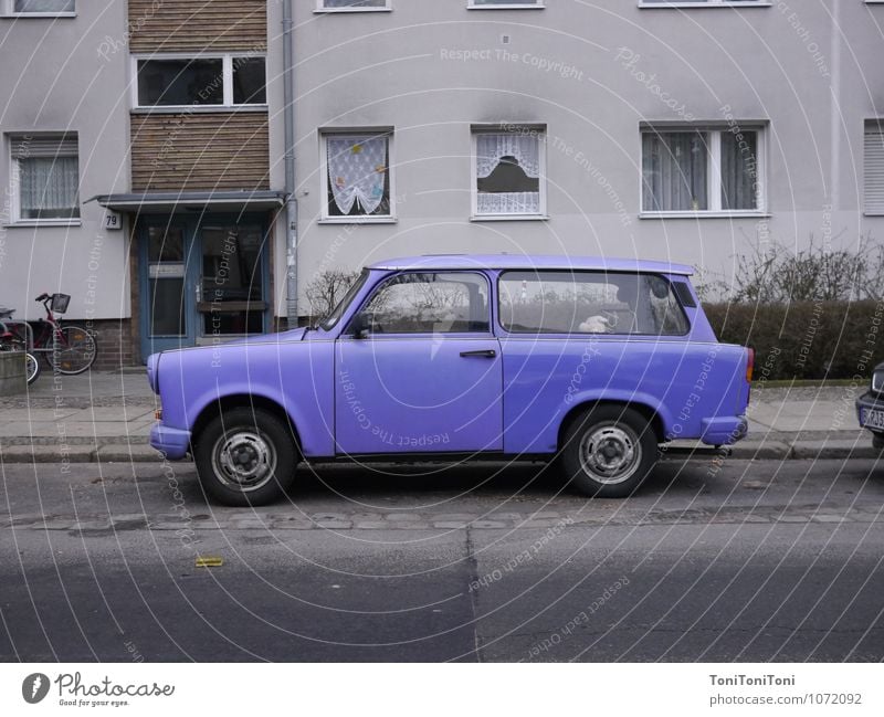 Lila Trabant Menschenleer Haus Verkehr Verkehrsmittel Straßenverkehr Autofahren PKW historisch retro violett Freiheit Trabbi trabant Berliner Mauer Farbfoto