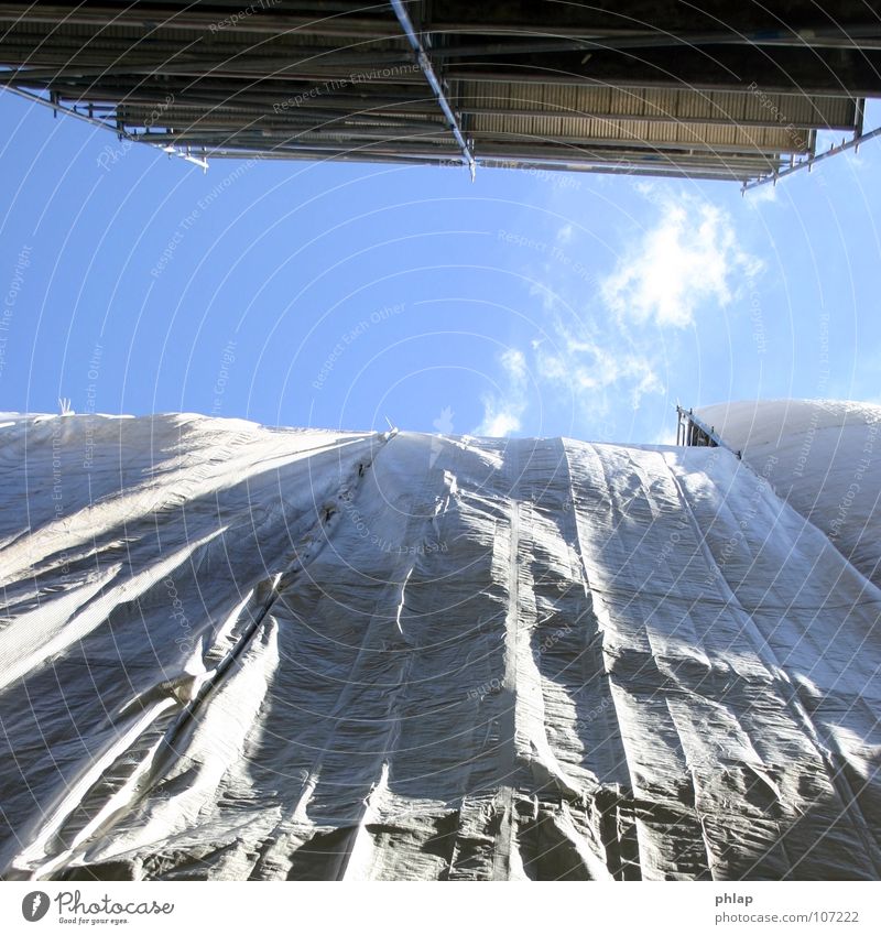 halb verplant Gebäude Baustelle Bauplane Abdeckung Baugerüst weiß schmal Gasse eng Architektur Himmel bauen blau Gesprächspartner vis-à-vis