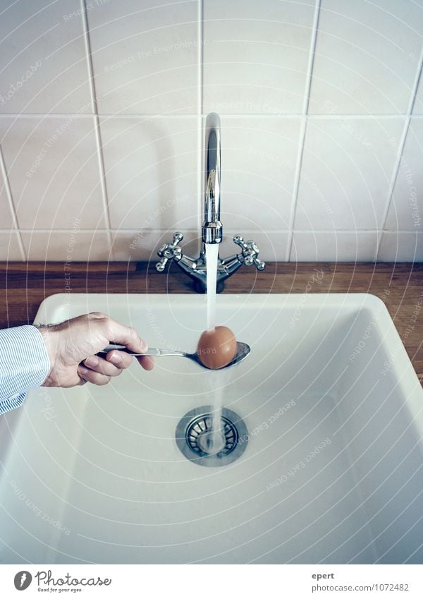 Abschreckendes Beispiel Ei Ernährung Löffel kochen & garen Essen nass Verlässlichkeit Ordnungsliebe kühlen Wasserhahn Genauigkeit Farbfoto Innenaufnahme 1 Hand