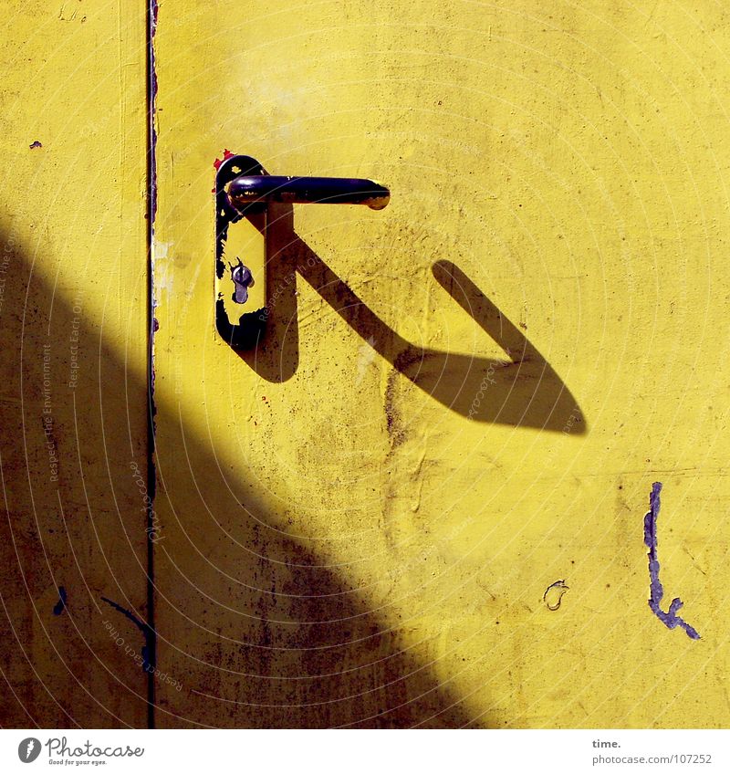 Sonnenbad Detailaufnahme Licht Schatten Dekoration & Verzierung Dienstleistungsgewerbe Handwerk Wärme Burg oder Schloss Tor Tür Lack Metall gelb Farbe Griff