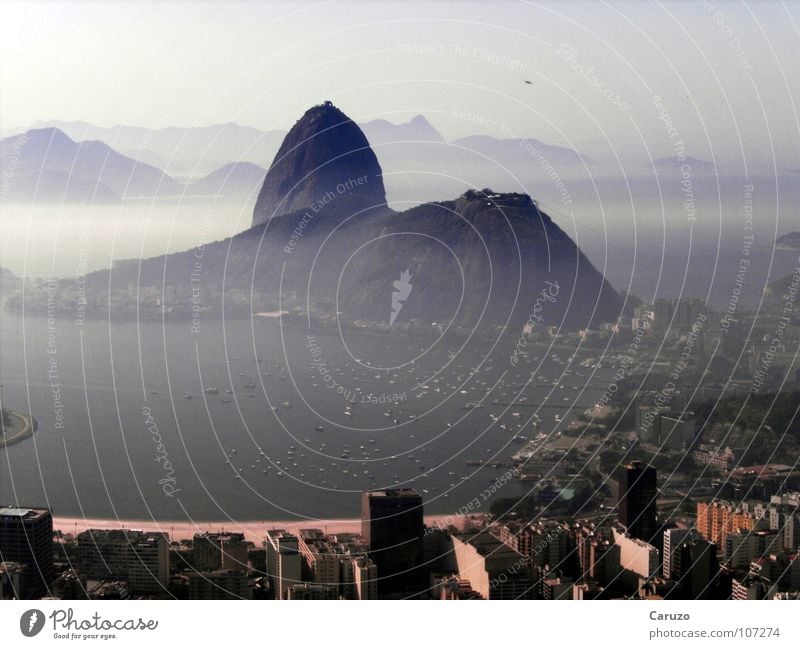 Der Zuckerhut Brasilien Rio de Janeiro Halbinsel Sommer Südamerika Ferien & Urlaub & Reisen Nebel Wahrzeichen Denkmal Berge u. Gebirge Urca Insel Hafen Wasser