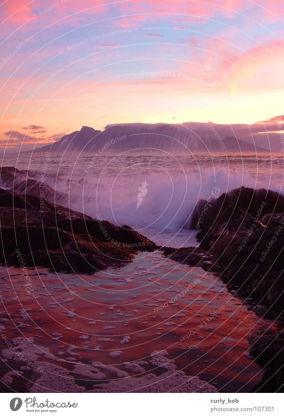 Tafelberg Umhang Kapstadt Südafrika Sonnenuntergang Meer flach Wellen nass spritzen Schaum weiß schön Wildnis frisch Langzeitbelichtung Berge u. Gebirge Afrika