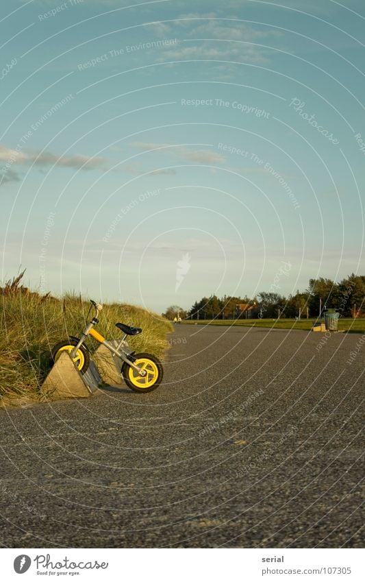 "my bike" Fahrrad Kinderfahrrad graphisch aufräumen grau gelb grün Wolken Sauberkeit Stimmung Physik Froschperspektive Mobilität parken Einsamkeit Ferne Strand