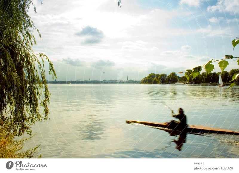 er hat doch keine zeit … Kanu Kanuten Bewegungsunschärfe grün Blatt Paddel maskulin Wolken Geschwindigkeit Alster Segelboot Licht Physik grau Schifffahrt