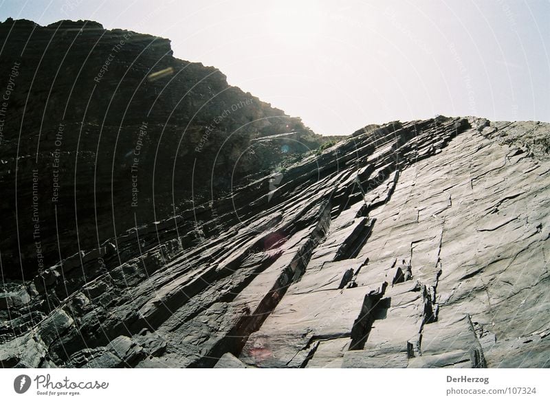 Steiniger Aufstieg ll Strand steil Fischauge Granit schwarz Steigung Menschenleer Portugal Felsen hell Schichtarbeit Berge u. Gebirge