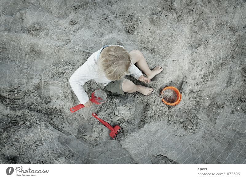 Berufseignungsdiagnostik Freizeit & Hobby Spielen Kinderspiel Ferien & Urlaub & Reisen Strand 1 Mensch Erde Sand Harke Schaufel Eimer bauen machen sitzen frei