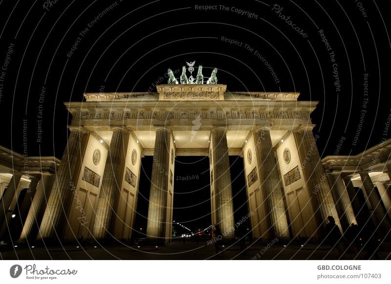 brandenburgertorinberlinbeinacht Brandenburger Tor Statue Denkmal Kunst Nike Gegenlicht Pariser Platz Wahrzeichen Staatssymbol Weitwinkel Nachtaufnahme