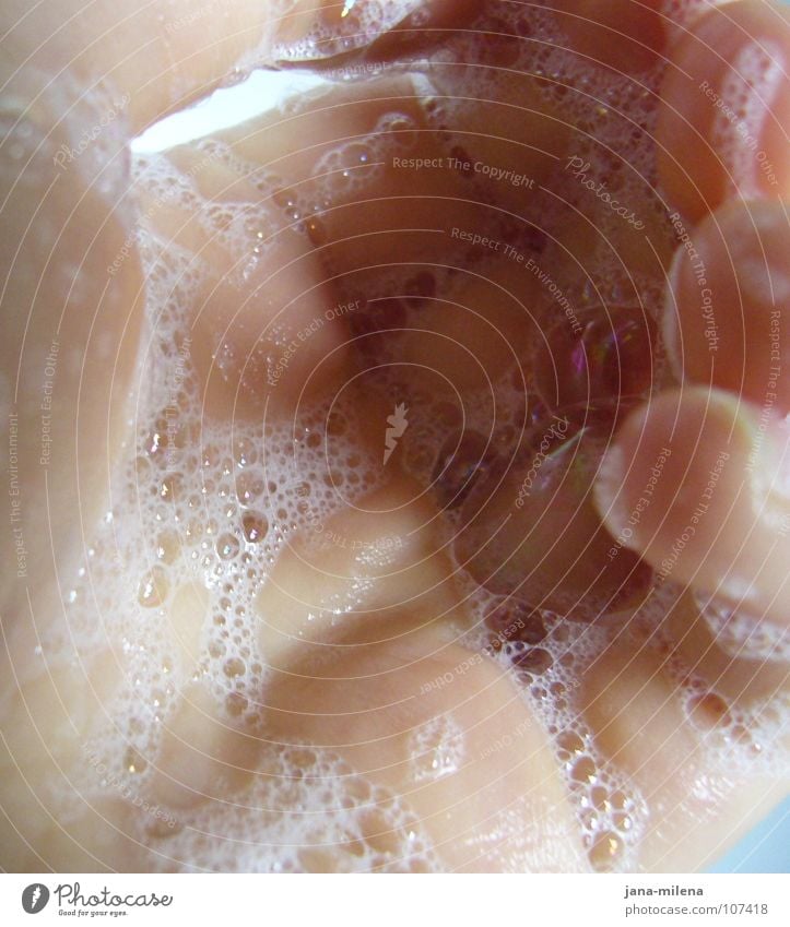 reingewaschen... Hand Seife Duschgel Seifenblase Schaum Seifenschaum Sauberkeit Reinigen weiß unschuldig Wasser Schaumbad Waschen Duft Geruch clean hands wash