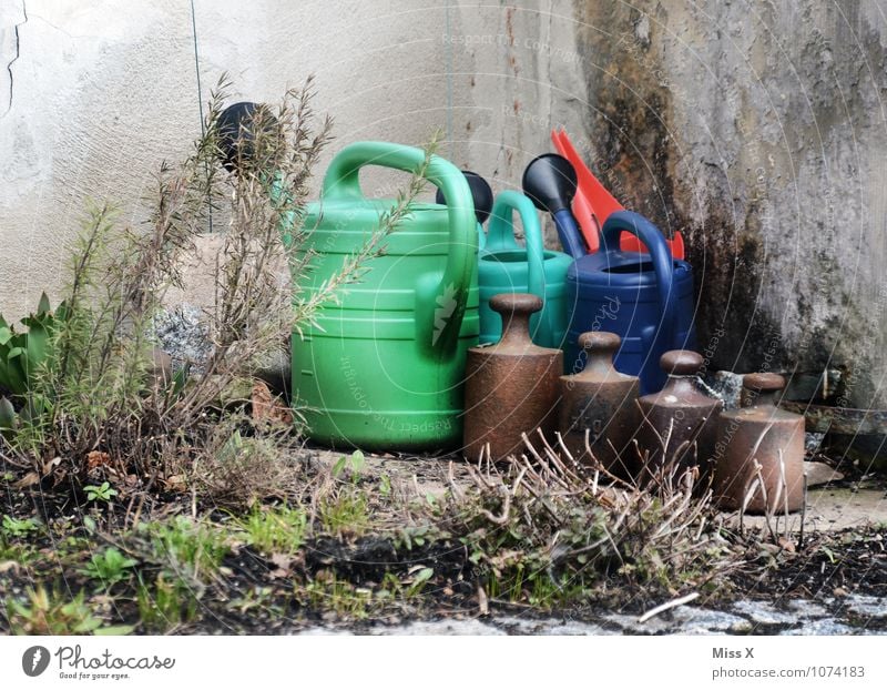 Krims und Krams Häusliches Leben Garten Gartenarbeit Sträucher Mauer Wand Gießkanne Kitsch Krimskrams alt Gewichte Kilogramm Pfund Ecke Müll gießen Farbfoto