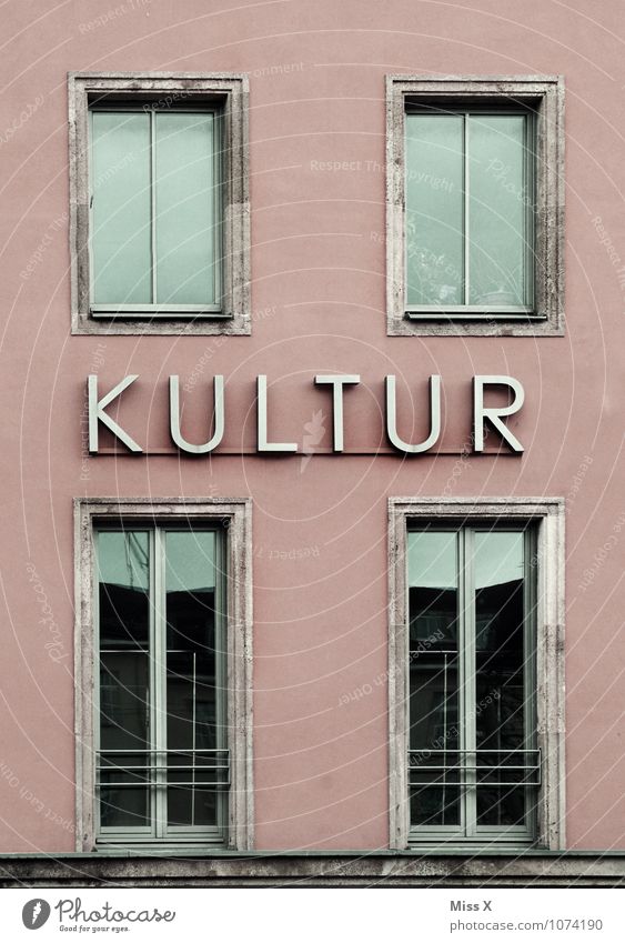 Kultur Lifestyle Veranstaltung Stadtzentrum Haus Bauwerk Gebäude Mauer Wand Fassade Fenster Zeichen Schriftzeichen Schilder & Markierungen Senior