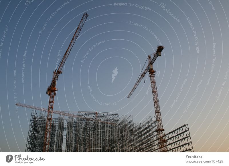 Baustelle im Himmel Kran Dämmerung Baugerüst Gitter parallel Stahl Industrie Handwerk Sportveranstaltung Konkurrenz Abend blau Parallelitäten hoch Höhe