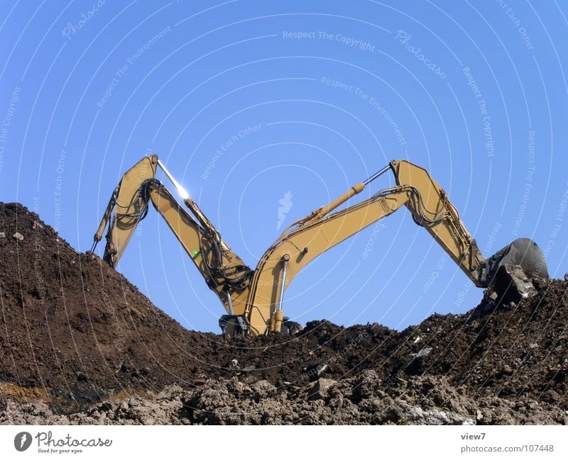 Baggerarbeit Baustelle Maschine Erde Sand Himmel Schönes Wetter Kraft beweglich Mechanik schwer mehrere heben senken hydraulisch ausheben Farbfoto mehrfarbig