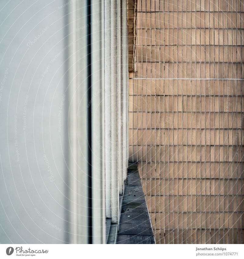 urbanes-aus-dem-fenster-schauen III Stadt Haus Bauwerk Gebäude Architektur Mauer Wand Balkon alt hässlich trist Fensterblick Fassade England Großbritannien grau