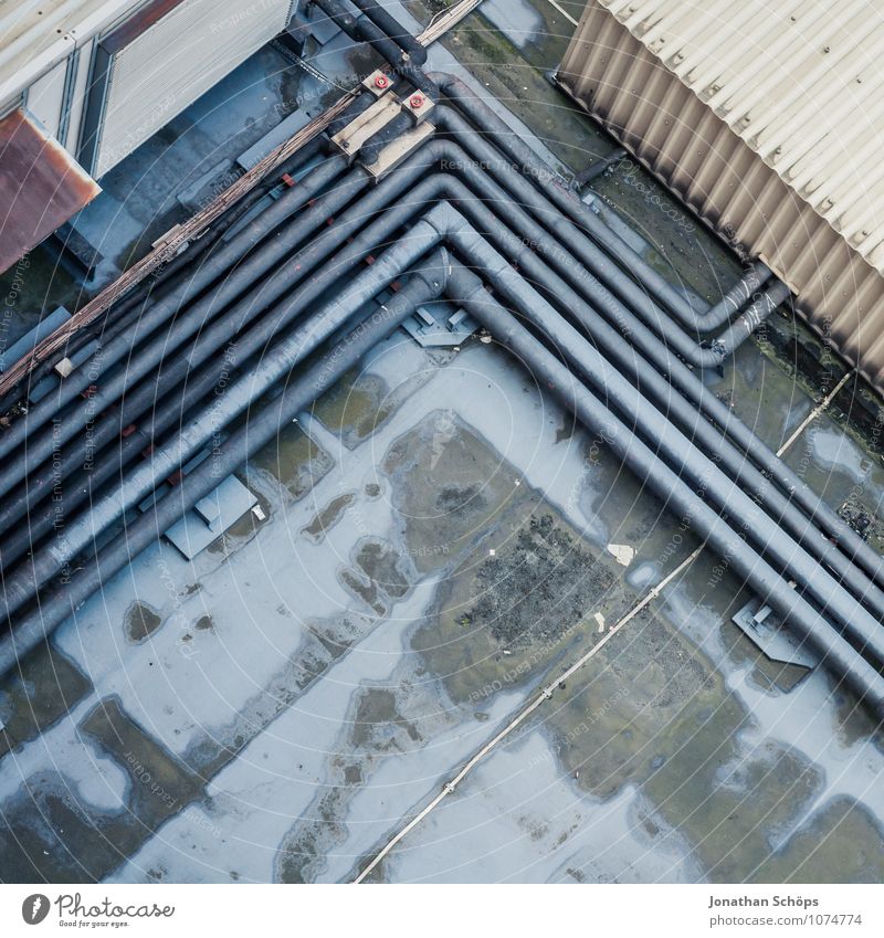 urbanes-aus-dem-fenster-schauen II Zufriedenheit Haus Fabrik Stadt Industrieanlage Bauwerk Gebäude Architektur Dach Container Netzwerk trist grau Höhenangst