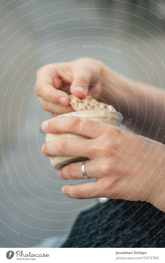 Hummmmus Lebensmittel Ernährung Essen Bioprodukte Vegetarische Ernährung Fastfood Fingerfood trendy Kichererbsen Aufstrich genießen Snack Ring Verlobung Ehering