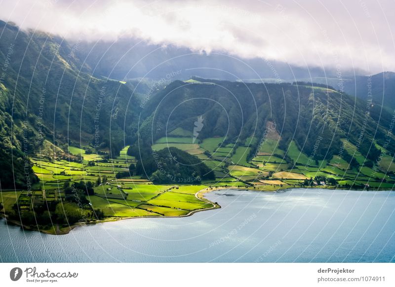 Lagoa do Fogo mit Lichtspot Umwelt Natur Landschaft Pflanze Sommer Schönes Wetter schlechtes Wetter Grünpflanze Nutzpflanze Wildpflanze Wiese Feld Wald Hügel