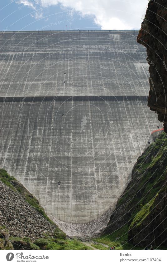 Grande Dixence von unten Mauer Staumauer grau Gebäude groß Schlucht Klettern Schweiz See Unterdrückung Respekt Außenaufnahme Sicherheit erdrückend Wahrzeichen