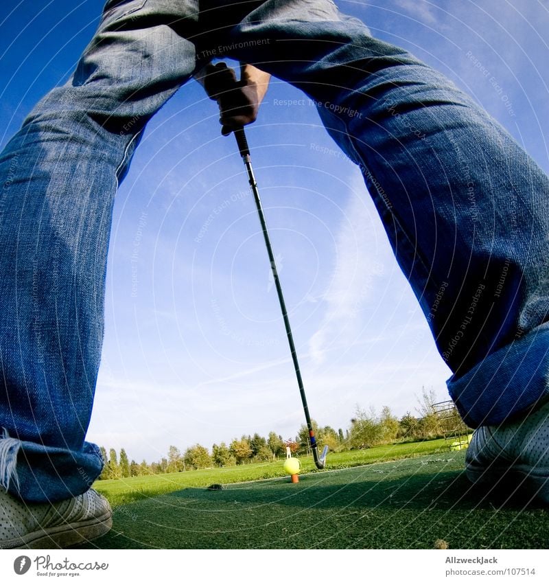 auf den Spuren Bernhard Langers Abschlag Golfschläger Golfball Golfplatz Hose Gras grün Eisen Freude Mann Sport Spielen chippen Jeanshose Ball balls Beine Rasen