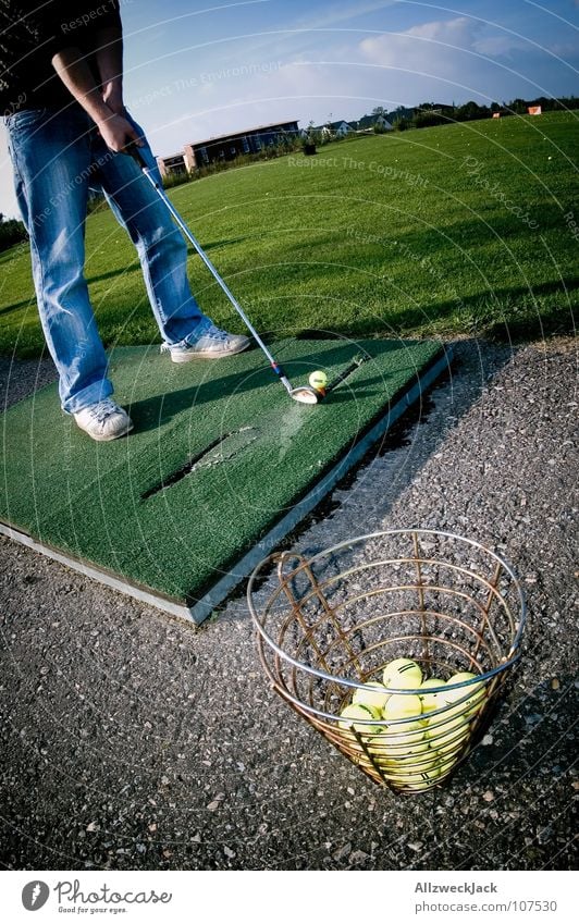 auf den Spuren Bernhard Langers 2 Abschlag Golfschläger Golfball Golfplatz Hose Gras grün Eisen Freude Konzentration Sport Spielen chippen Jeanshose Ball balls