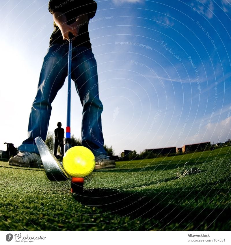 auf den Spuren Bernhard Langers 3 Abschlag Golfschläger Golfball Golfplatz Hose Gras grün Eisen Freude Konzentration Sport Spielen chippen Jeanshose Ball balls