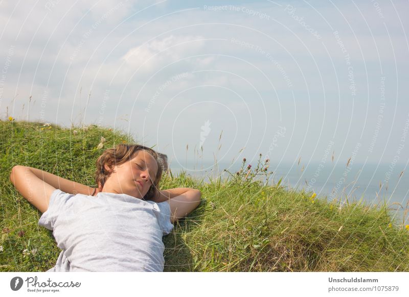 Sommerträume Kind Junge Kindheit Leben 8-13 Jahre Umwelt Natur Landschaft Himmel Wolken Horizont Schönes Wetter Gras Meer Erholung genießen schlafen träumen